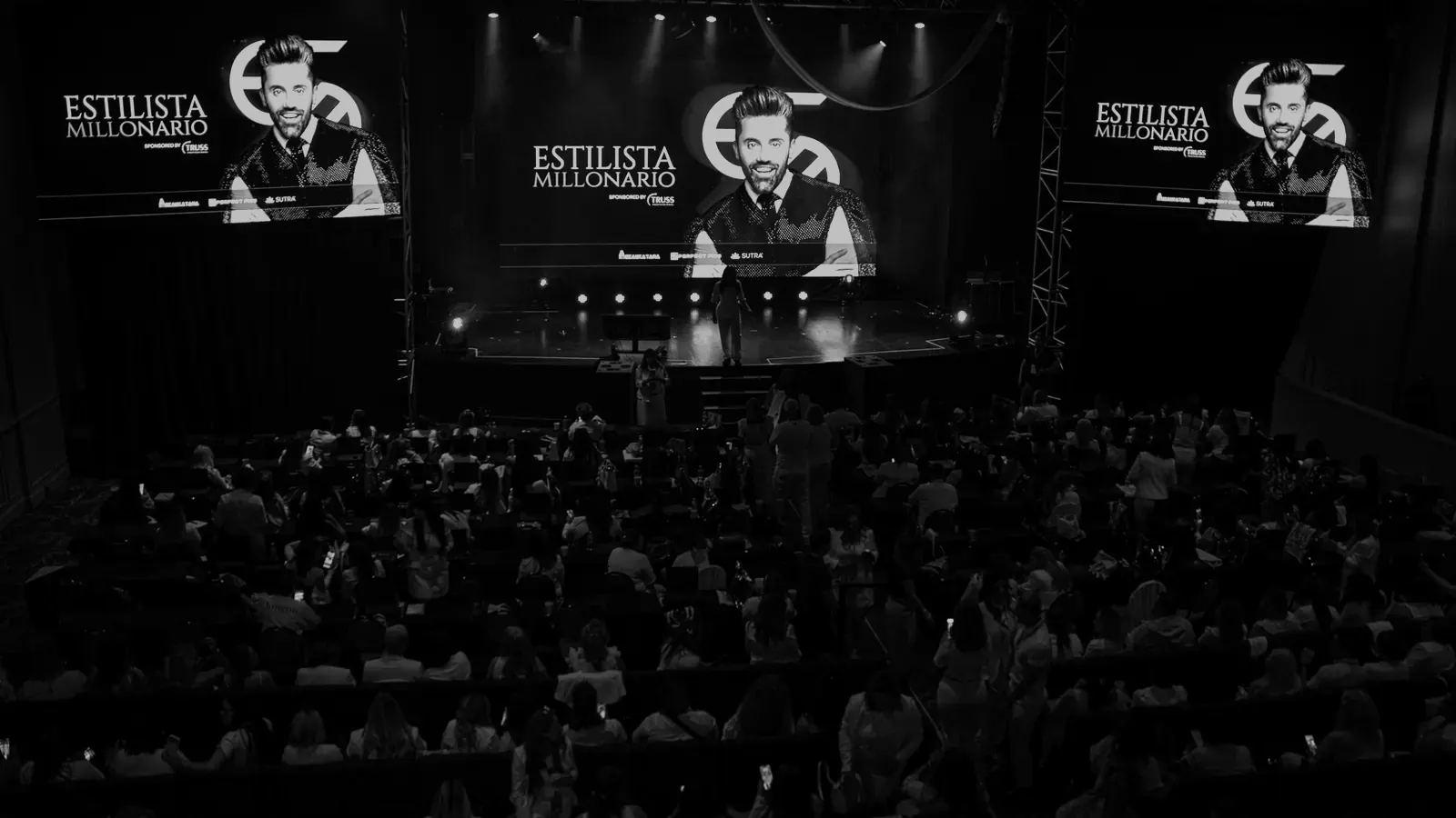 Auditorio lleno en el evento Estilista Millonario con Gabriel Samra en el escenario